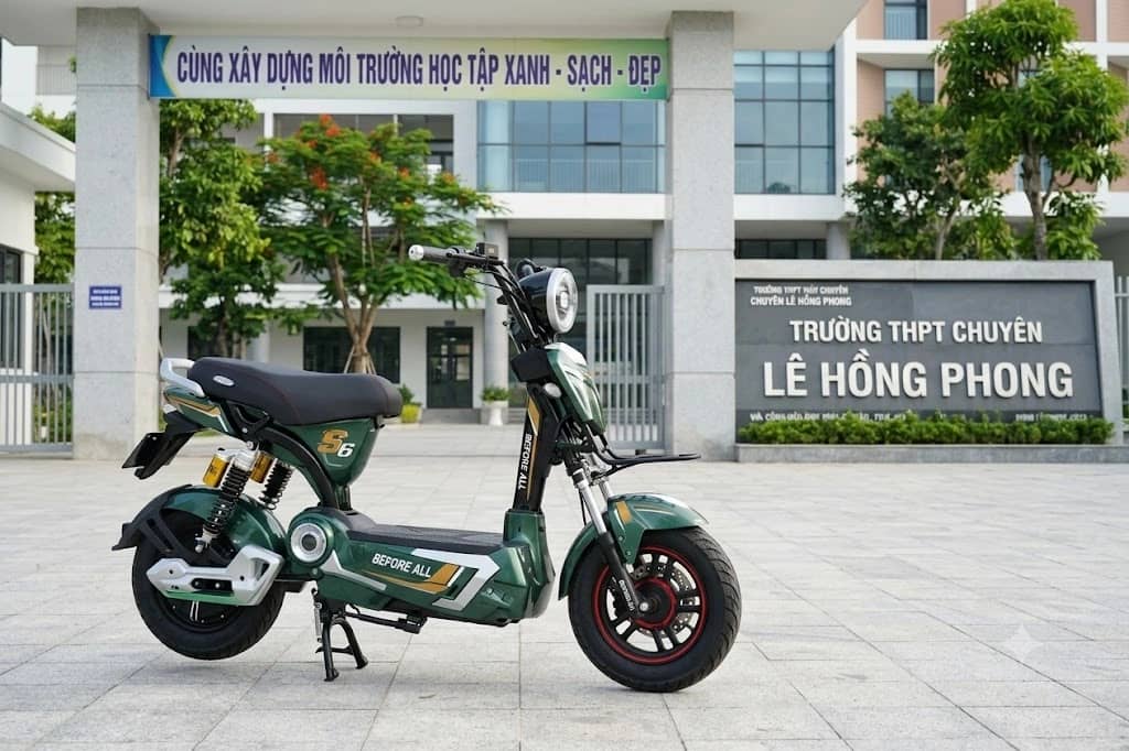 Before All S6 màu xanh rêu đỗ trước biển Trường THPT chuyên Lê Hồng Phong