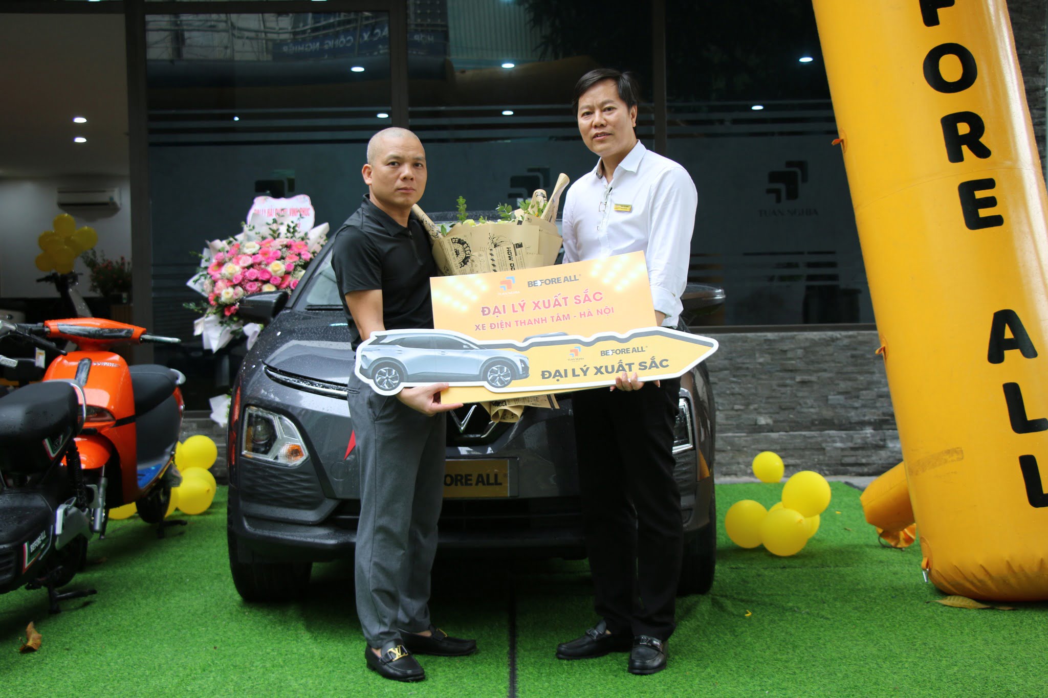 Chủ tịch hãng xe điện Before all trao quà cho đại lý