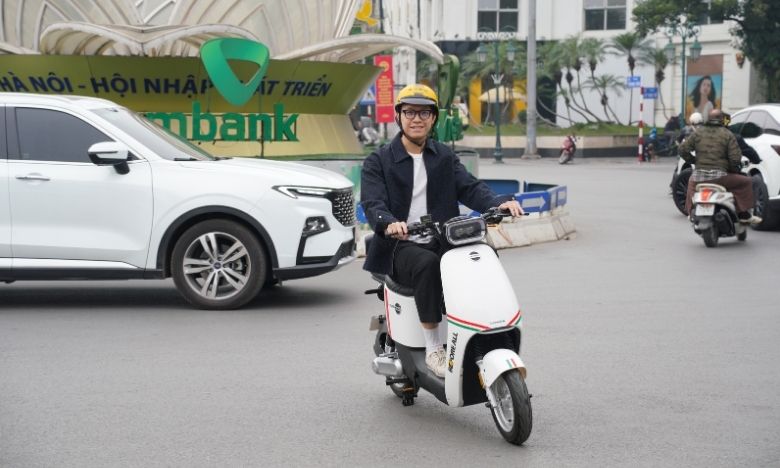Chý ý chấp hành quy định giao thông khi đi xe điện