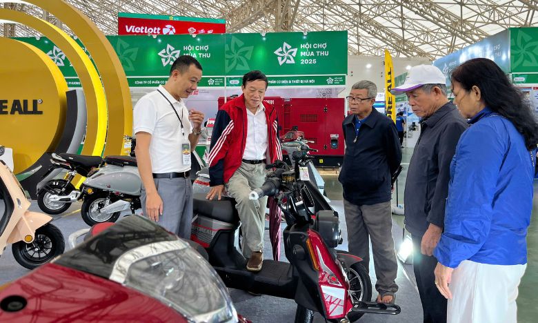 Các khách hàng quan tâm và trải nghiệm xe tại Hội chợ mùa thu 2025