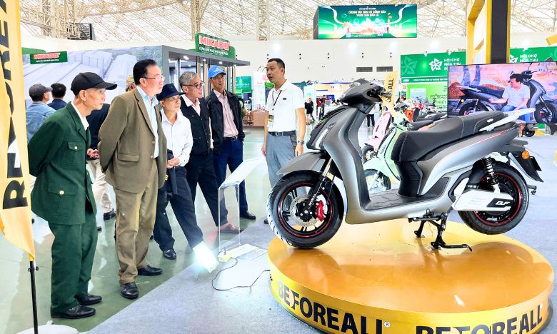 Nhân viên tư vấn giới thiệu xe BF cho khách tham quan