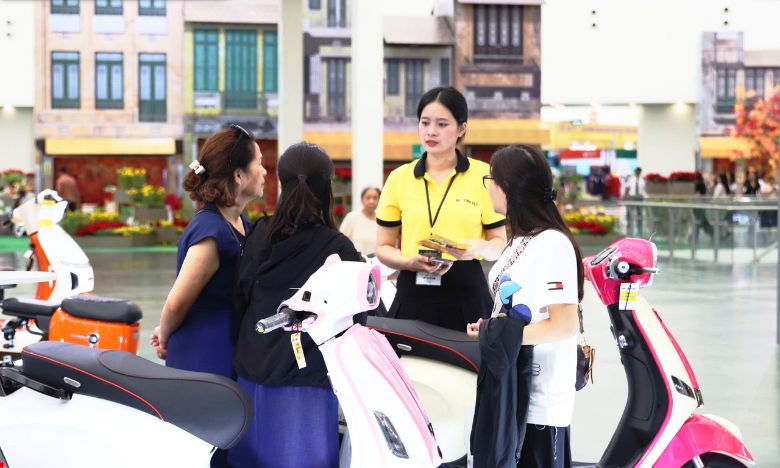 Nhân viên tư vấn của Before All tại Hội chợ mùa thu