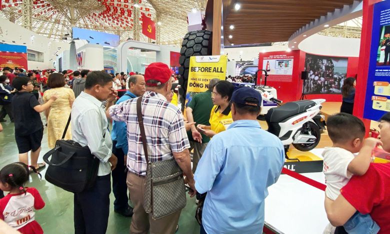 Nhân viên tư vấn Before All giải đáp thắc mắc tại Triển lãm 