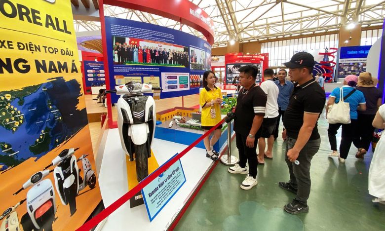 Khách hàng quan tâm xe BF tại Triển lãm