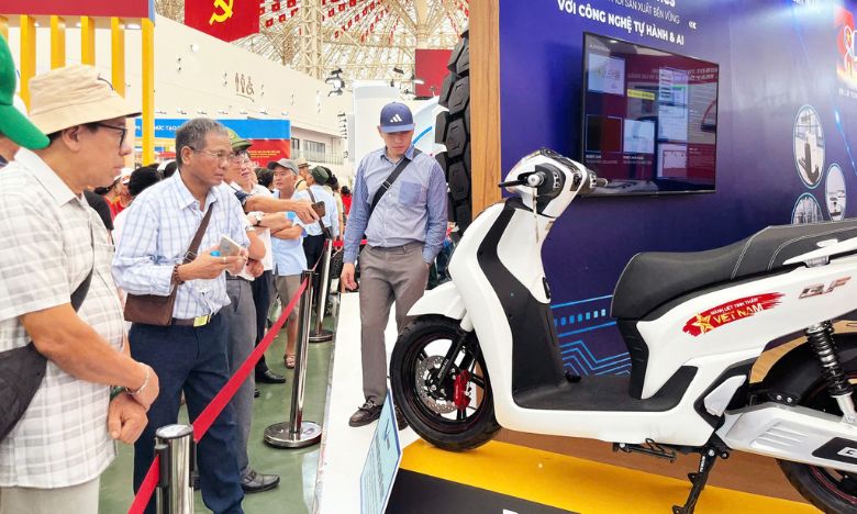 Khách hàng tham quan và chiêm ngưỡng xe BF tại Triển lãm