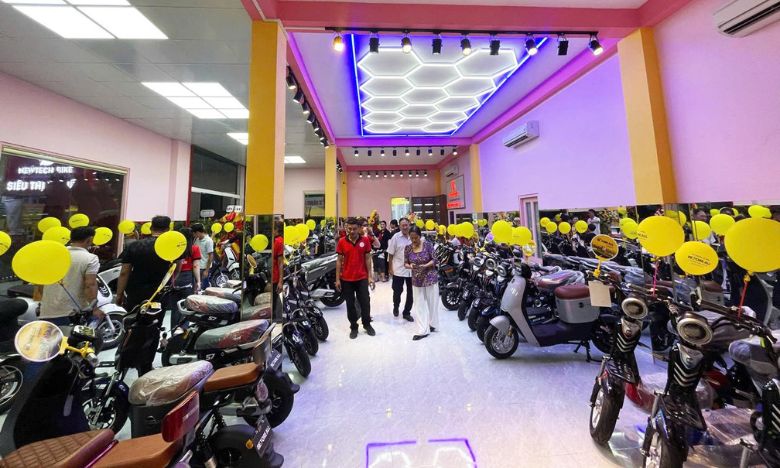 Khách hàng tham khảo xe tại đại lý của Before All