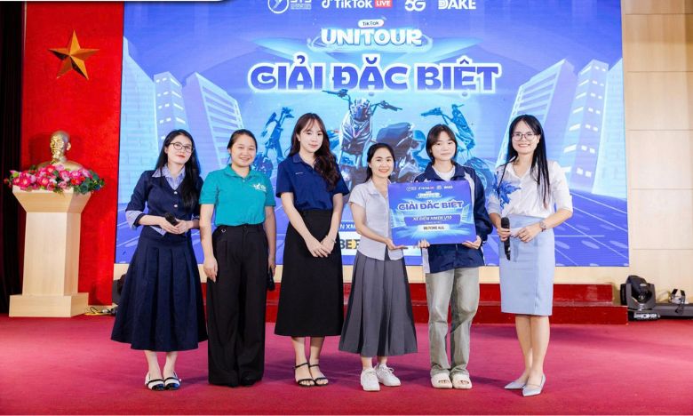 Phần quà may mắn từ Before All đã được trao cho sinh viên