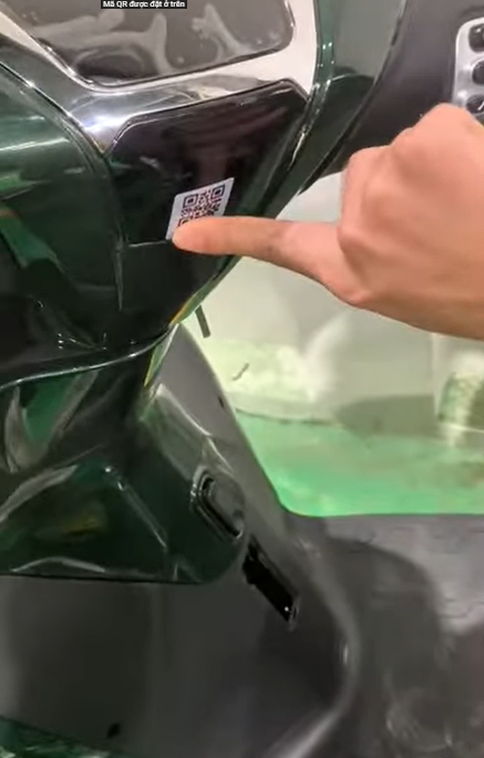 Mã QR Code được dán ngay tại đầu xe